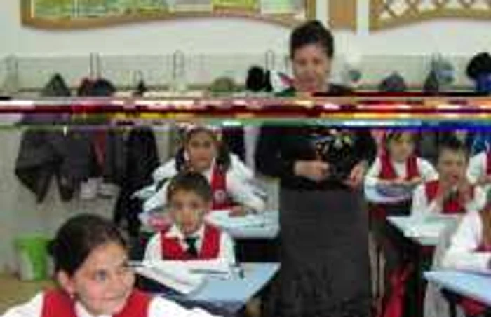 Dascălii poartă în piept şi un fluturaş pe care scrie „Vrem salarii decente“