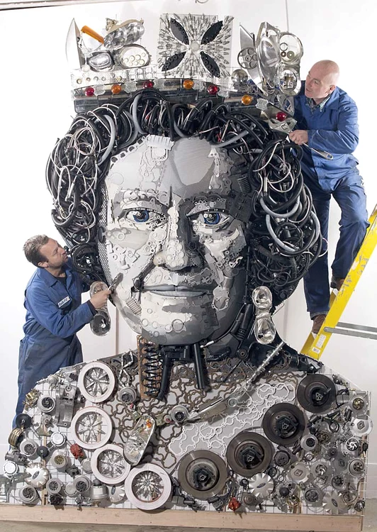 Sculptura are înălţimea de 3,5 metri şi lăţimea de 2,5 metri
