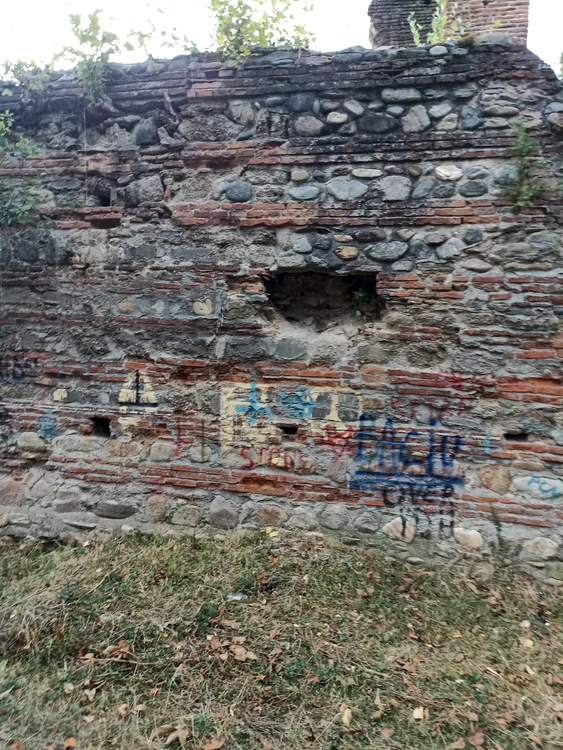 Unul dintre ziduri, vandalizat cu graffiti FOTO Denis Grigorescu