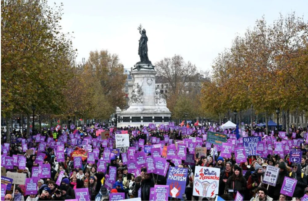 Mii de oameni au protestat în Franţa împotriva violenţei asupra femeilor. „Suntem în 2025, mai este normal să numărăm morţii?”