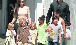 Angelina Jolie și Brad Pitt, alături de cei șase copii ai lor, pe vremea când formau cea mai admirată familie de la Hollywood jpeg