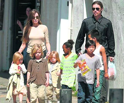Angelina Jolie și Brad Pitt, alături de cei șase copii ai lor, pe vremea când formau cea mai admirată familie de la Hollywood jpeg