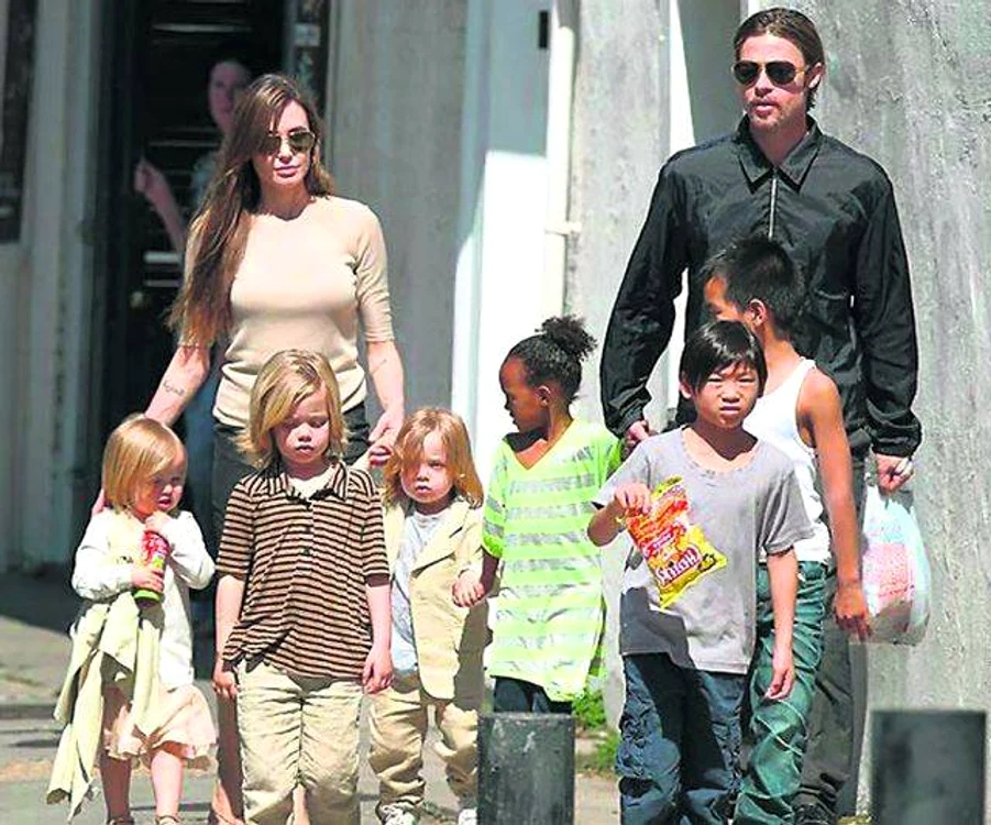 Angelina Jolie și Brad Pitt, alături de cei șase copii ai lor, pe vremea când formau cea mai admirată familie de la Hollywood jpeg