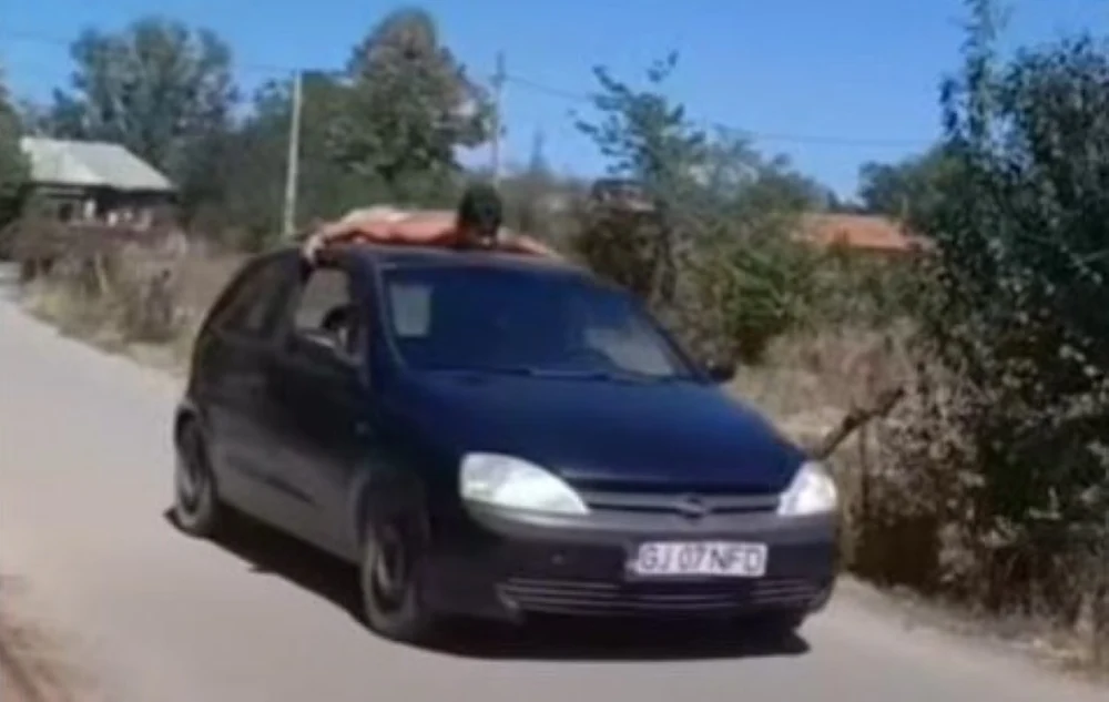 Şoferul care „a plimbat” un prieten pe plafonul maşinii pe o stradă din Gorj nu avea nici permis