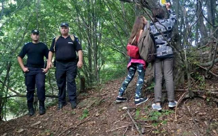 Jandarmii montani şi salvamontiştii au plecat în căutarea celor doi turişti rătăciţi FOTO Adevărul