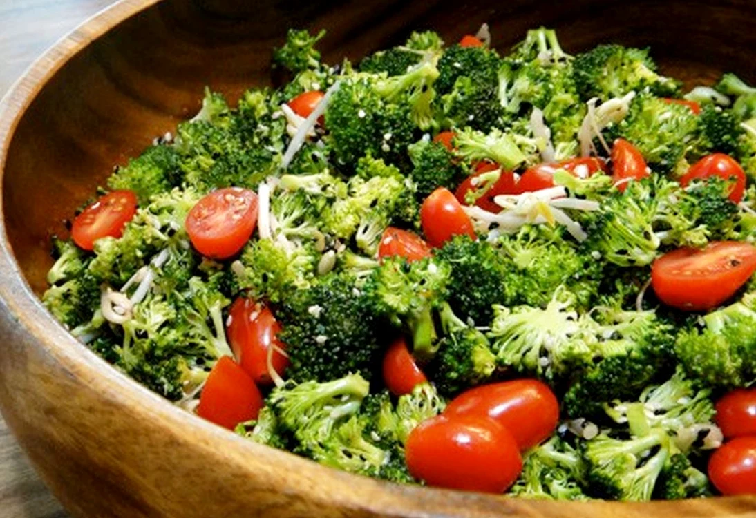 Salată cu roșii și broccoli