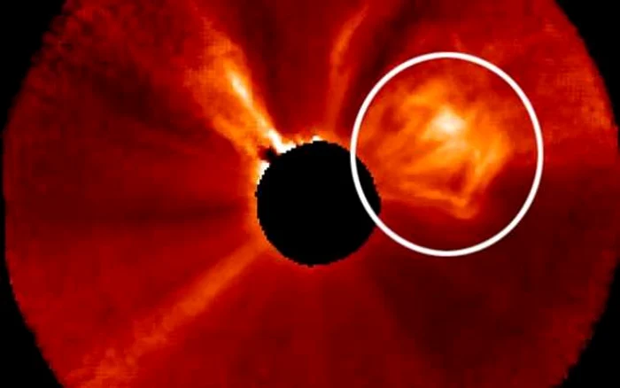 Fenomenul CME, înregistrat de nava spaţială STEREO-B, arată cum miliardele de tone de gaze erup din partea dreaptă a Soarelui