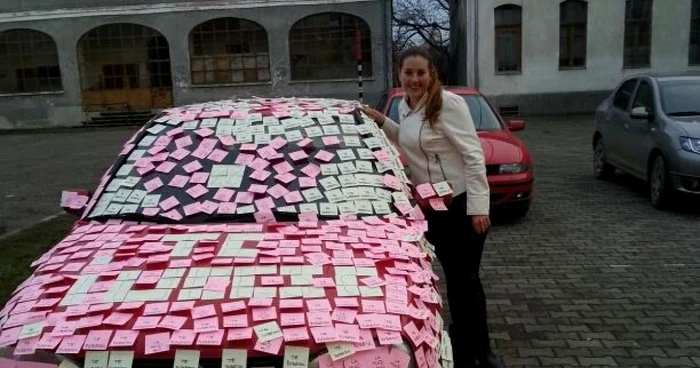Două zile i-au trebuit Alexandrei ca să scrie bileţelele de dragoste iubitului ei. Efortul a meritat pe deplin. FOTO - facebook.com