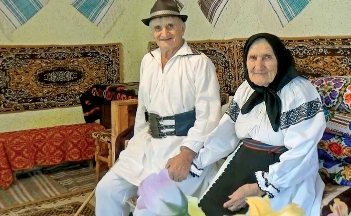 
    Ion, alături de câteva fete  