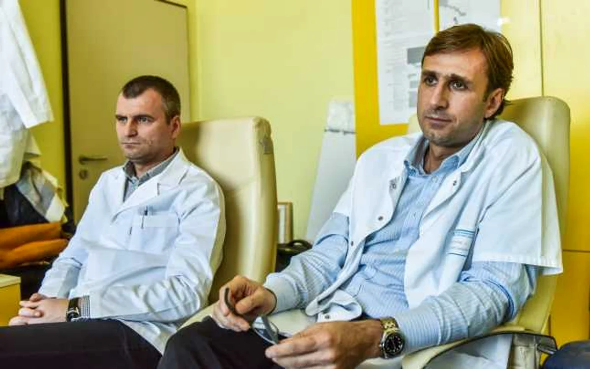Dr. Florin Rusu-Corduneanu şi dr. Liviu Mugurel Bosînceanu avertizează asupra numeroaselor probleme pe care le pot suferi la plămâni cei care fumează FOTO Silvana Armat