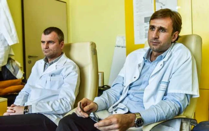 Dr. Florin Rusu-Corduneanu şi dr. Liviu Mugurel Bosînceanu avertizează asupra numeroaselor probleme pe care le pot suferi la plămâni cei care fumează FOTO Silvana Armat