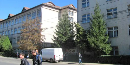 Colegiul API avea trei camere video la dispoziţie