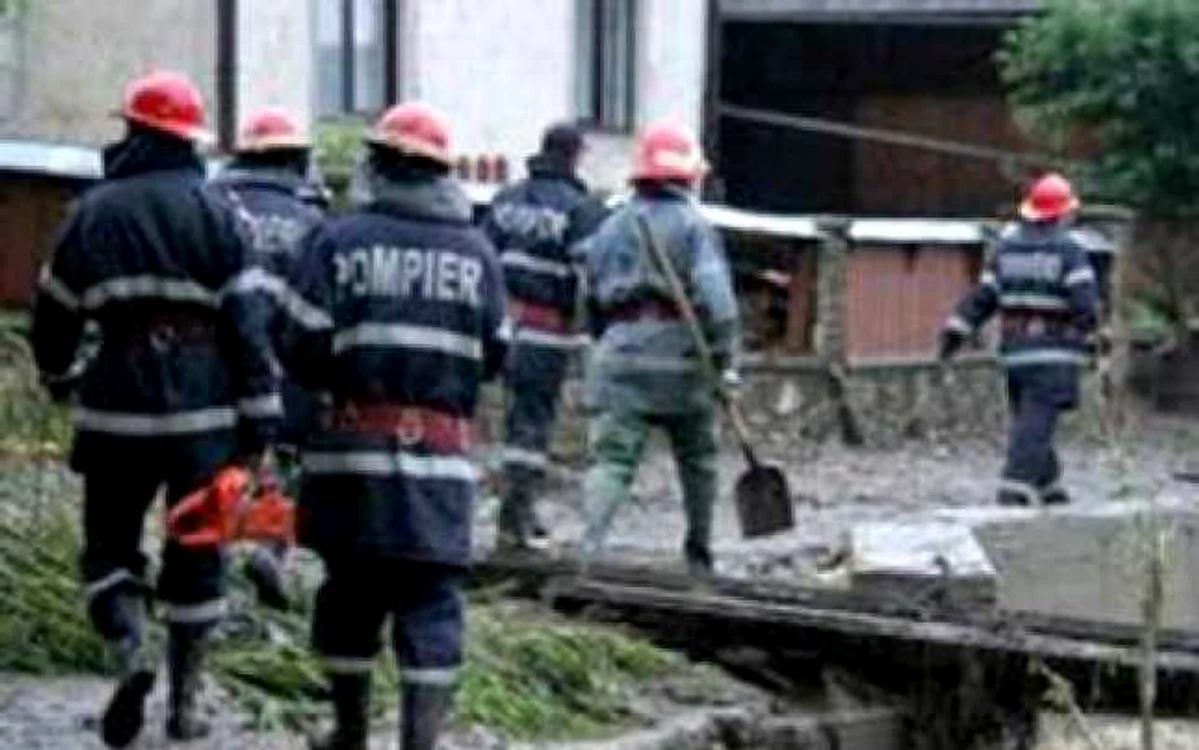 Gorj: Pompierii militari au scos, dintr-un bloc, un bărbat decedat de 150 kg