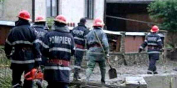 Gorj: Pompierii militari au scos, dintr-un bloc, un bărbat decedat de 150 kg