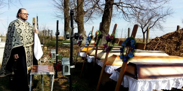 Preotul surzilor din Bacău a îngropat morţii îngheţaţi în rafturile de la morgă