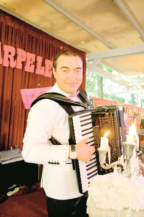 
    Acordeonistul  a cântat în  formaţia artistei  