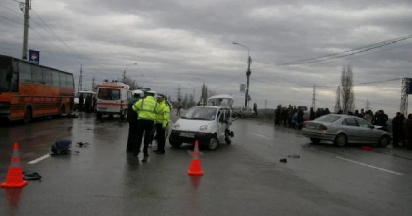Şoferul vinovat de producerea accidentului nu s-a asigurat în timpul unei manevre de întoarcere