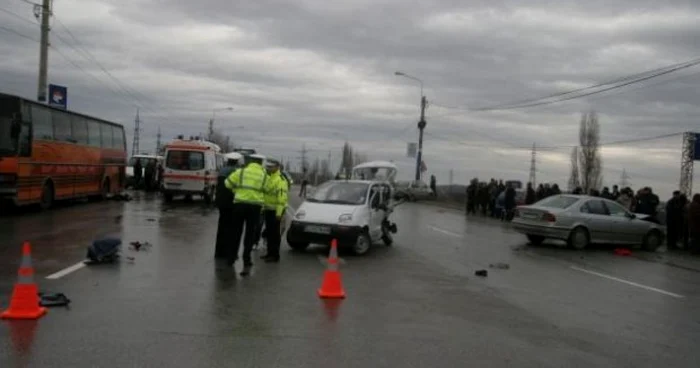 Şoferul vinovat de producerea accidentului nu s-a asigurat în timpul unei manevre de întoarcere