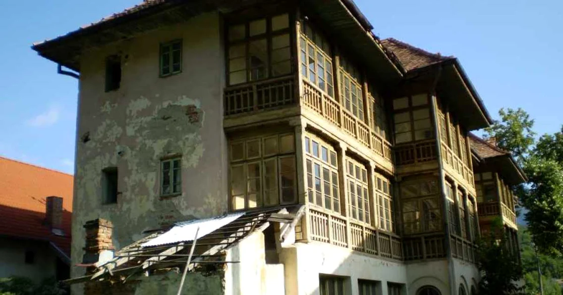 Primăria Galaţi a cheltuit 160.000 de lei pentru paza unei dărăpănături din Vâlcea