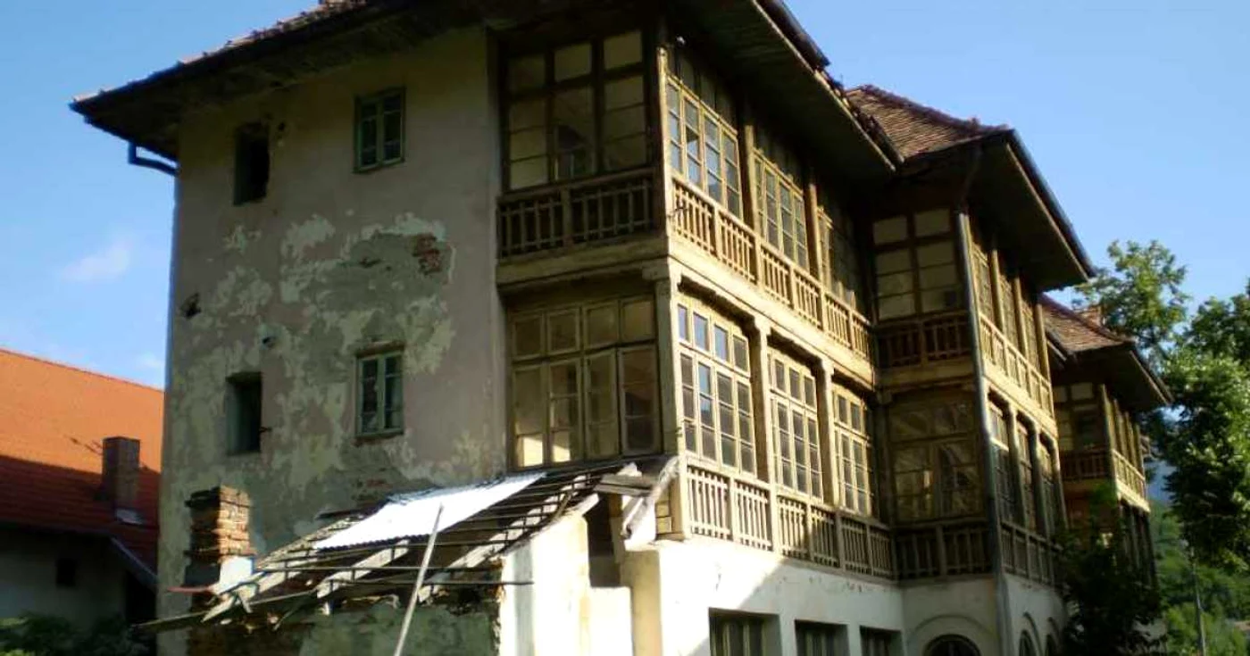 Primăria Galaţi a cheltuit 160.000 de lei pentru paza unei dărăpănături din Vâlcea