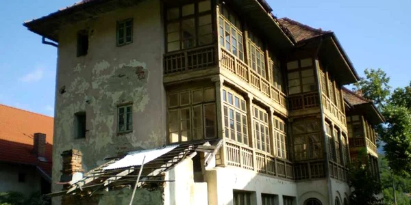 Primăria Galaţi a cheltuit 160.000 de lei pentru paza unei dărăpănături din Vâlcea
