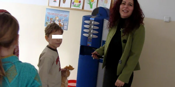 Directoarea Lăcrămioara Împăratu lângă tononatul unde s-a produs filmarea