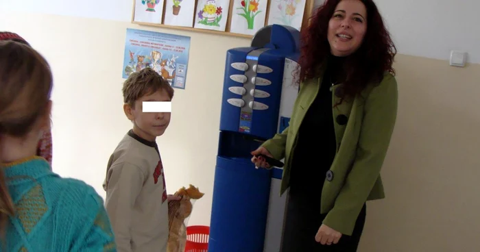 Directoarea Lăcrămioara Împăratu lângă tononatul unde s-a produs filmarea