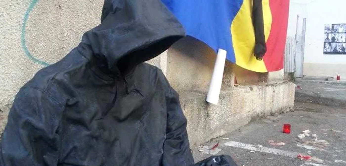 Statuia este din haine negre şi poartă o candelă  FOTO: Mind Fk