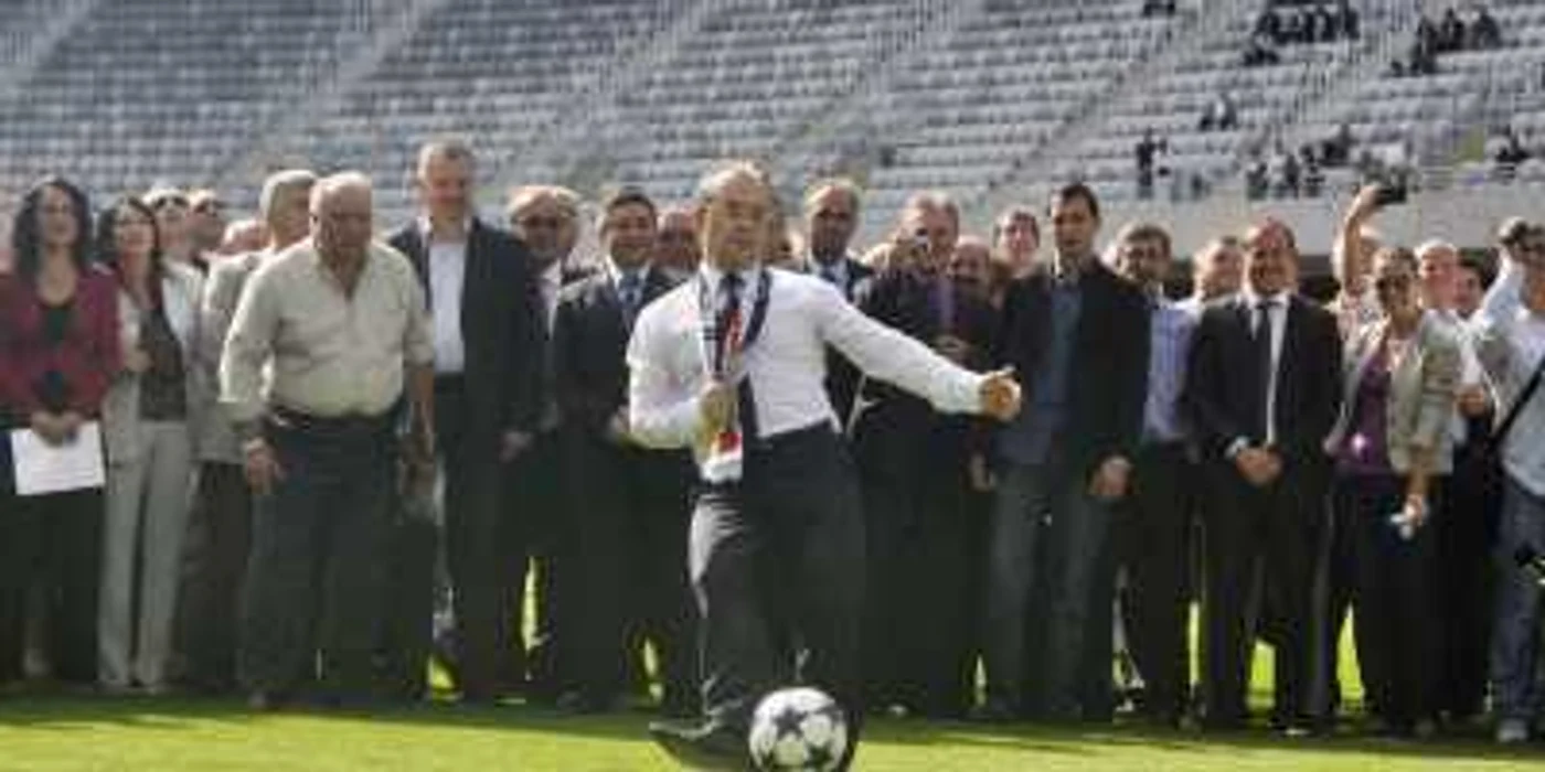 Emil Boc a șutat la poartă și a spus că iarba nu sare ca pe Național Arena