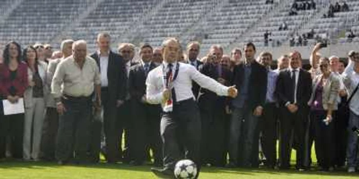 Emil Boc a șutat la poartă și a spus că iarba nu sare ca pe Național Arena