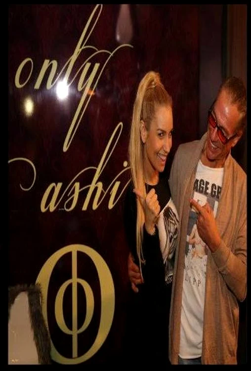 Van Damme s-a fâstâcit în momentul în care s-a fotografiat cu domnișoara (Fotografii:Facebook)