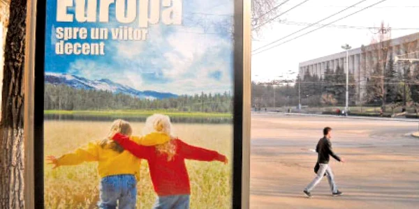 Pe bulevardele din Chişinău se promovează viitorul în Uniunea  Europeană, dar  prezentul este confuz  