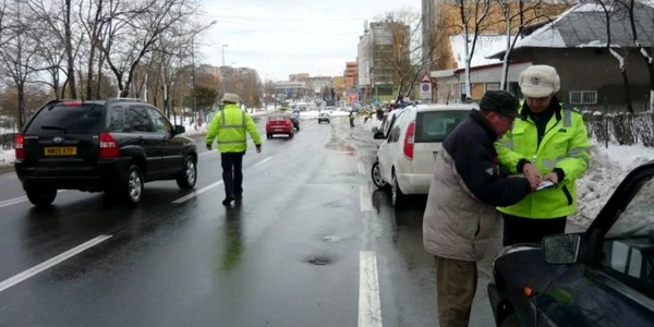 Opriţi de Poliţia Rutieră (foto arhivă)