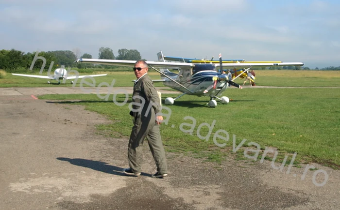 Comandantul Augustin Bortoş a plecat în căutarea pilotului dispărut. D.G.