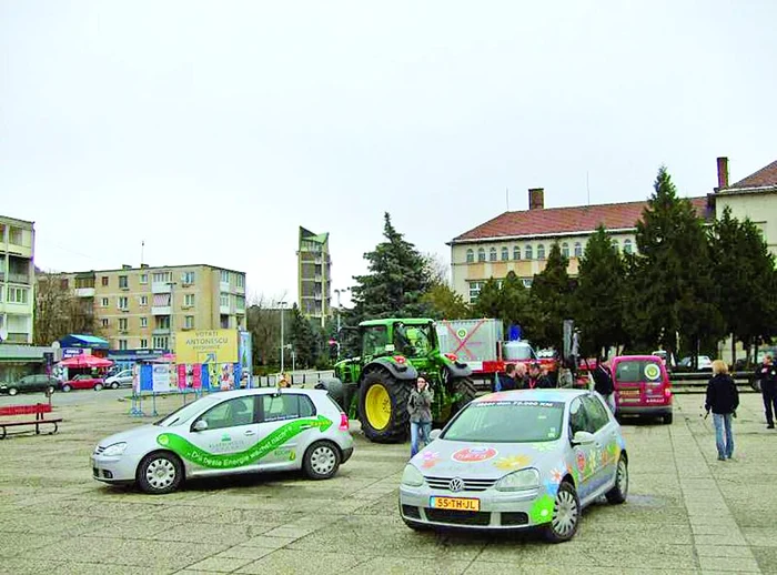 
    Expoziţie "bio", cu maşini alimentate exclusiv cu ulei de rapiţă.  