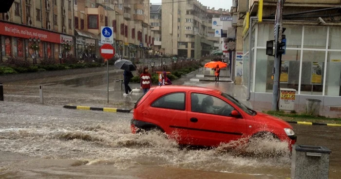 Inundaţii pe străzile din centrul municipiului Suceava. FOTO: Dinu ZARĂ