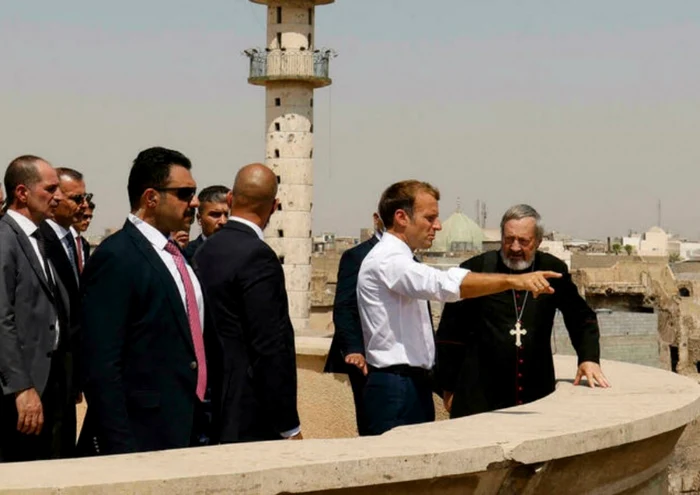 Emmanuel Macron (al doilea din dreapta imaginii) în vizită la Mosul FOTO France 24