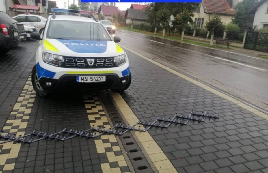 Un șofer care gonea nebunește la Suceava a fost oprit cu dispozitivul cu ţepi. Câte luni a rămas fără permis