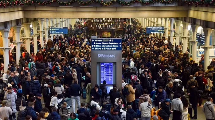 Călători așteaptă în Gara St Pancras după anularea mai multor trenuri FOTO Captură