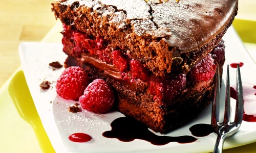 tort de ciocolata cu fructe de padure jpeg