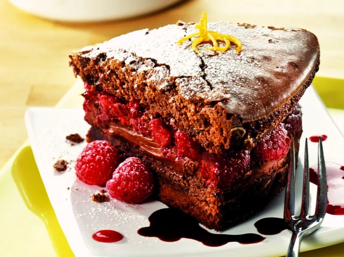 tort de ciocolata cu fructe de padure jpeg