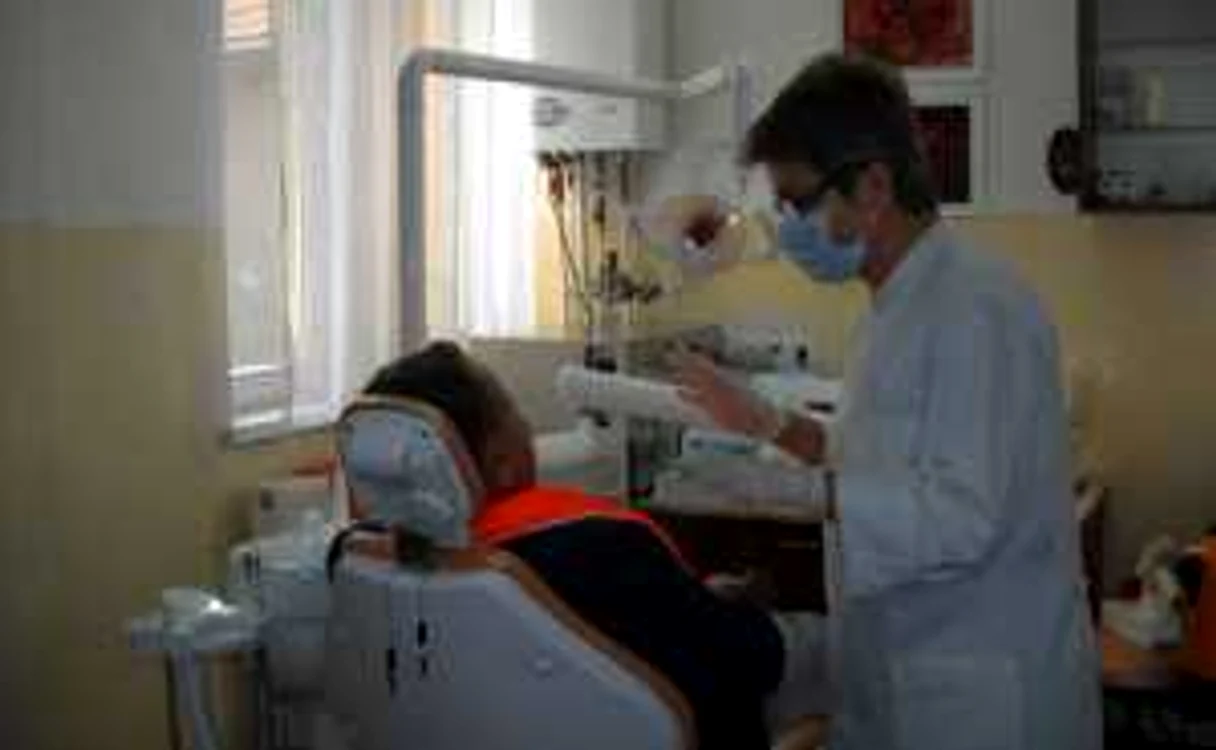 Medicul Rodica Grel în timpul serviciului