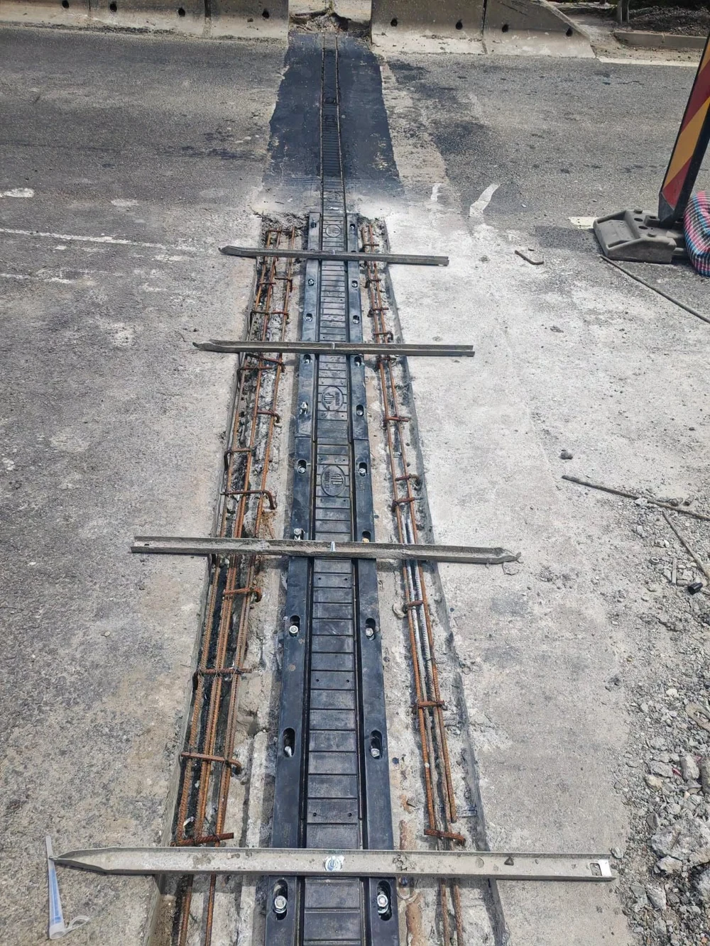 Dispar coloanele de mașini de pe Valea Oltului. Joi va fi reluată circulația pe ambele sensuri pe Viaductul Râu Vadului