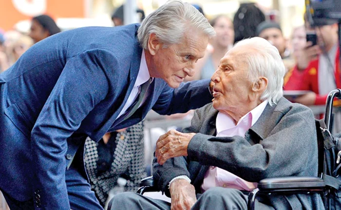 
    Kirk Douglas  împlineşte 102 ani  peste 5 zile  