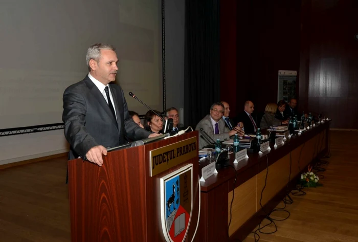 Liviu Dragnea a girat proiectul pasajului suspendat de pe DN 1B. FOTO: CJ Prahova