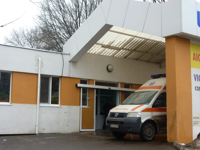Bărbatul a fost dus de urgenţă la spital cu ambulanţa FOTO Adevărul
