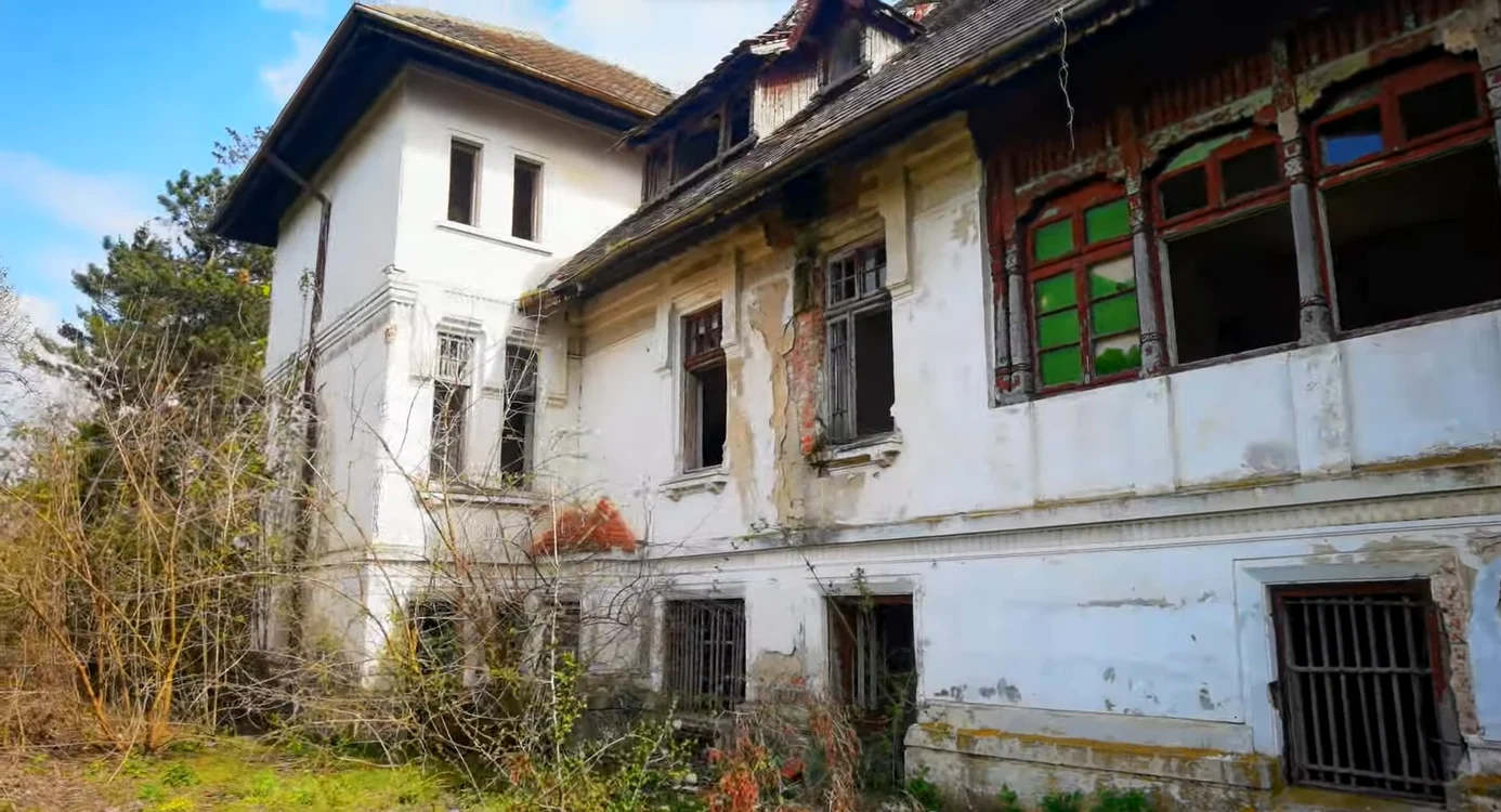Conacul Bujoiu a fost lăsat în paragină / foto: captură video