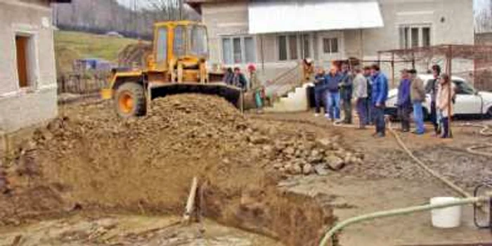 Peste 1.200 de tone de pietriş au fost răsturnate în groapa căscată în curtea familiei Ene