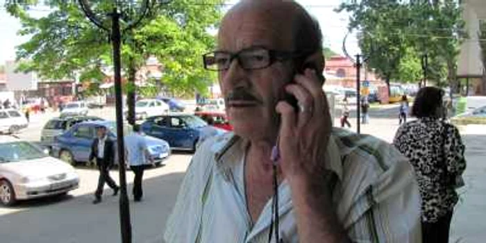 Prof. Vali Lipan vorbeşte la telefon cu reprezentanţii băncii