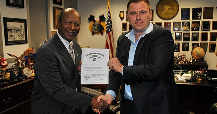 Lilian Gaibu, felicitat de Secretarul de Stat al statului Illinois, Jesse White FOTO: romaniantribune.net